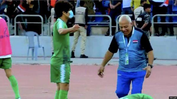المنتخب العراقي يفوز على إيران واللاعبون يرتدون "كمامات"