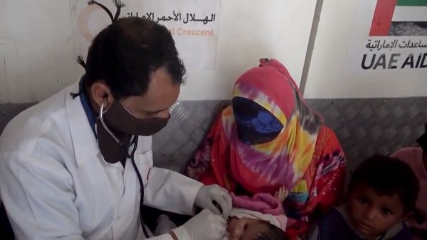 استجابة لنداء النازحين.. عيادة متنقلة لهلال الإمارات تزور مخيماً بالخوخة