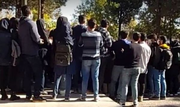 طلاب إيران يواصلون احتجاجهم بالاعتصام للإفراج عن زملائهم والمطالبة بكشف مصير المختفين