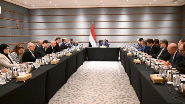 العليمي مع سفراء الدول دائمة العضوية والاتحاد الأوروبي.. تداعيات ومخاطر الهجمات الحوثية على المنشآت الحيوية