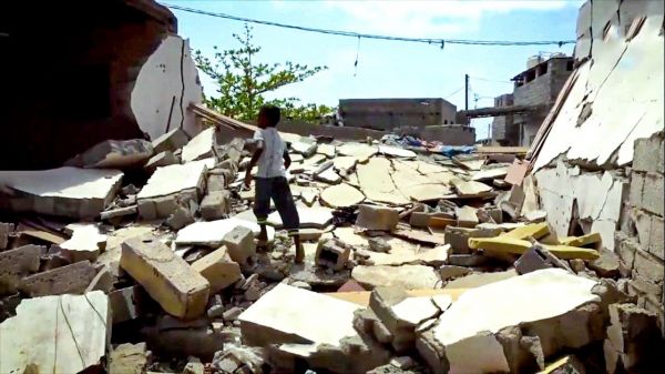 مليشيا الحوثي تدمر منازل في معاودة قصفها حي منظر بالحديدة