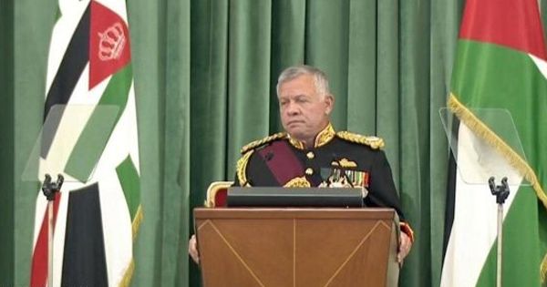 العاهل الأردني يدعو إلى الحرص على صون مؤسسات الدولة