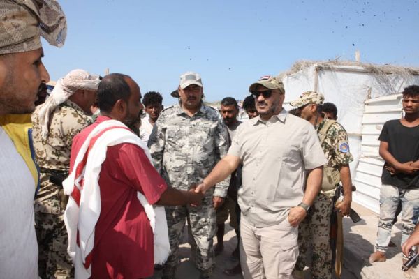 فيديو| عضو مجلس القيادة الرئاسي العميد طارق صالح يزور منكوبي مخيم "الجشة" في الحديدة ويعقد اجتماعًا بالسلطة المحلية