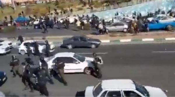 ارتفاع عدد قتلى الاحتجاجات في إيران.. والسلطات تهدد وتقطع الإنترنت