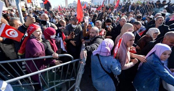 بعد حاصرة مسؤول بلدي إخواني في تونس.. حشود غاضبة تطالب بحل المجالس البلدية