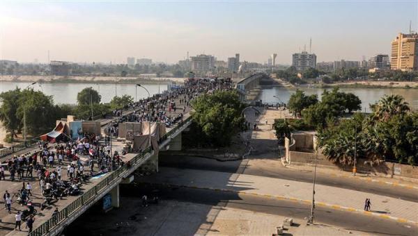 محتجون يسيطرون على جسر في بغداد يؤدي إلى المنطقة الخضراء 