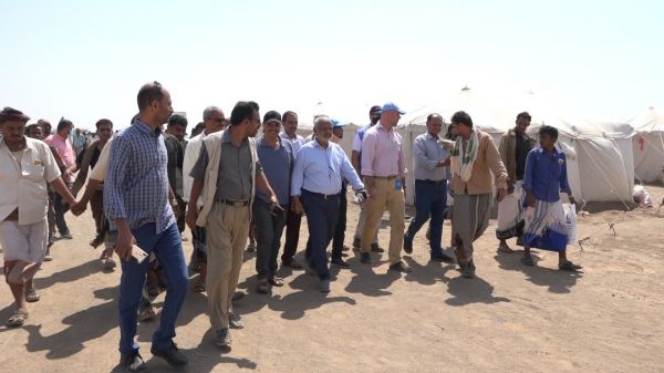 صور| جهزته "إنسانية" المقاومة الوطنية.. محافظ الحديدة ومسؤولون أمميون باليمن يزورون مخيما لنازحين جدد