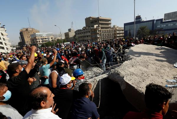 العراق.. المتظاهرون في البصرة يحاصرون مواقع نفطية
