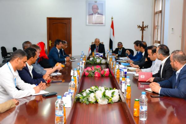 محافظ تعز ووفد أممي.. خطة من مسارين متوازيين 