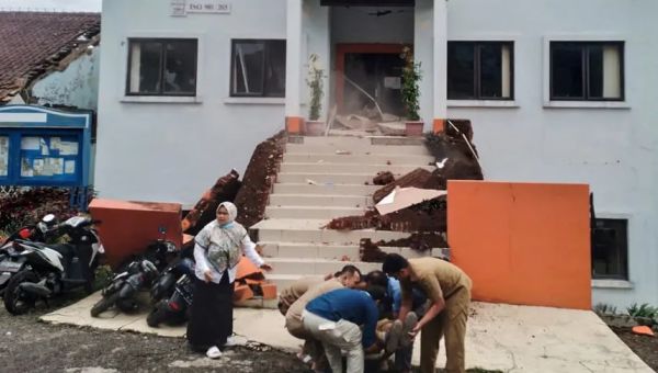 حصيلة ضحايا زلزال إندونيسيا ترتفع.. 46 قتيلاً و700 جريح