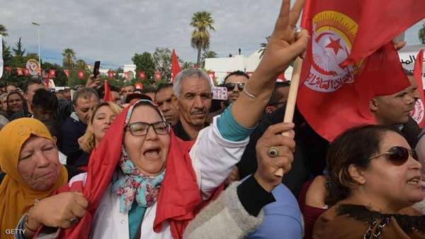 حشود غاضبة في تونس تطالب بإسقاط الحكومة