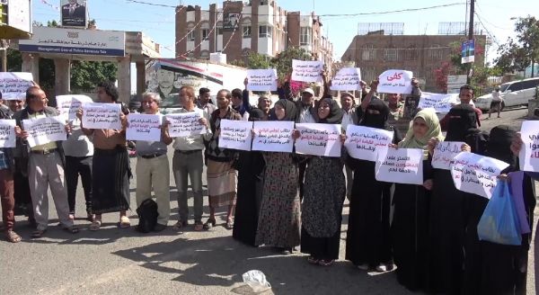 تعز.. وقفة احتجاجية تطالب بسرعة إجراء تصحيح في المؤسستين العسكرية والأمنية (بيان)