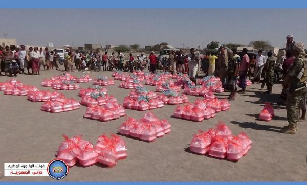 المقاومة الوطنية في الحديدة تدشن مشروع توزيع الأطعمة الجاهزة للنازحين
