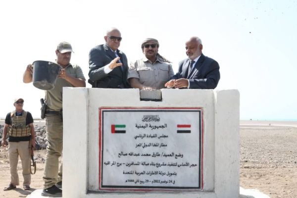تزامنًا مع بدء حركة الطيران.. العميد طارق صالح يدشن المرحلة الثانية من مشروع مطار المخا الدولي 