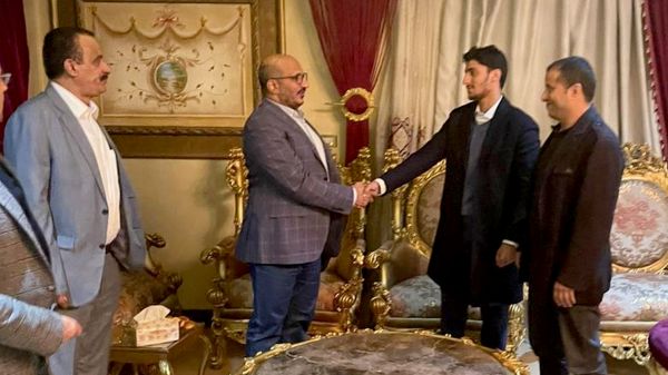 قائد المقاومة الوطنية رئيس المكتب السياسي يقدم واجب العزاء لآل العواضي في منزلهم بالقاهرة