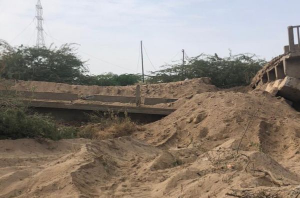 صور| مليشيات الحوثي تعمدت تفجير الجسور والعبّارات في خط الحديدة تعز