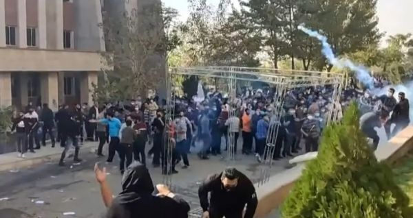 متظاهرون فقدوا أعينهم برصاص الأمن.. أطباء إيران يحذرون