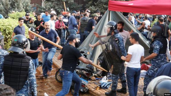 لبنان.. مليشيات حزب الله وحركة أمل تحاول اقتحام موقع جديد للمتظاهرين