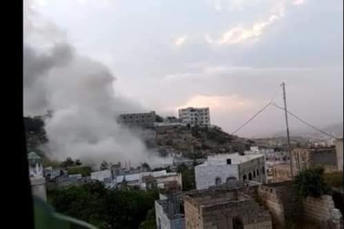 مليشيا الحوثي تفجر منزلين لمواطنين شرق مدينة تعز 