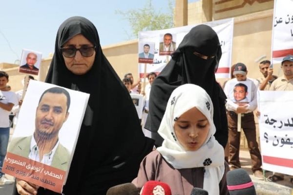 أسرة الصحفي المنصوري تشكو تدهور صحته في سجون الحوثي ونقابة الصحفيين تدعو الصليب الأحمر للتدخل