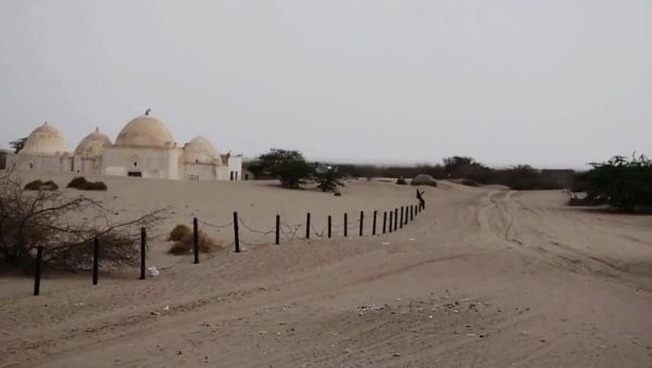 استشهاد مدني وإصابة ثلاثة بينهم طفل.. مليشيا الحوثي تستهدف مسجدًا جنوب الحديدة 