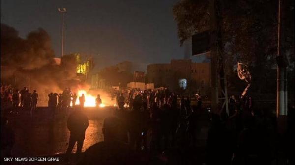 العراق.. إصابة عدد من المحتجين برصاص مجهولين وسط بغداد ومواجهات في كربلاء