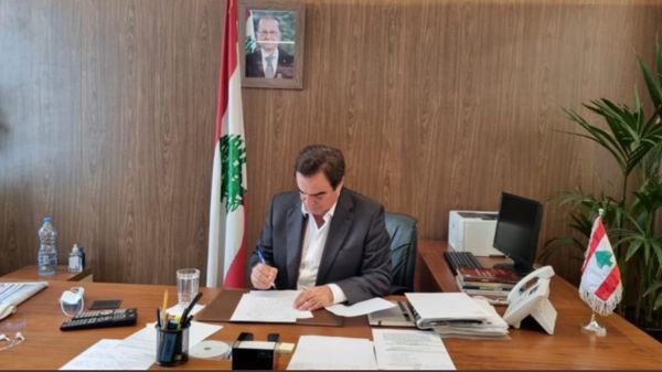 وزير الإعلام اللبناني يقدم استقالته من الحكومة