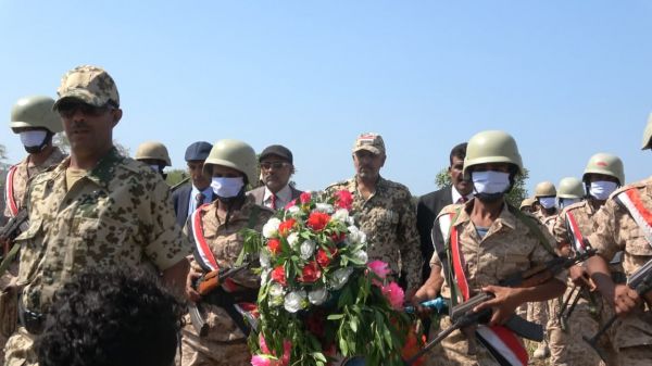 صور| تزامنا مع الذكرى الثالثة لاستشهاد الزعيم والأمين.. اللواء القوسي يضع إكليلا من الزهور على قبر شهداء ثورة  الثاني من ديسمبر المباركة