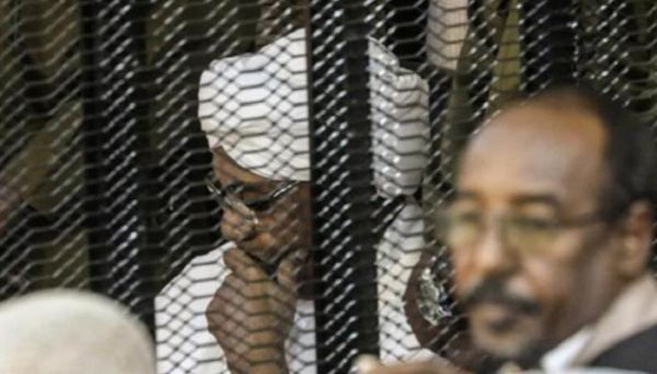 نقل "البشير" إلى المستشفى.. وغموض حول صحته