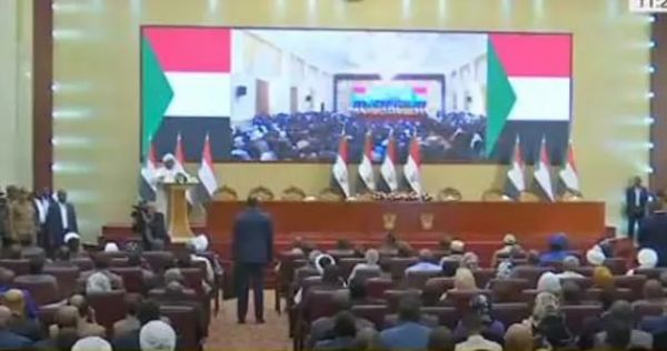 السودان.. الجيش والمدنيون يوقعون اتفاقا لإنهاء الأزمة