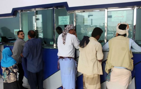 شركات الصرافة تعاود العمل والريال يواصل الانهيار أمام العملات الأجنبية