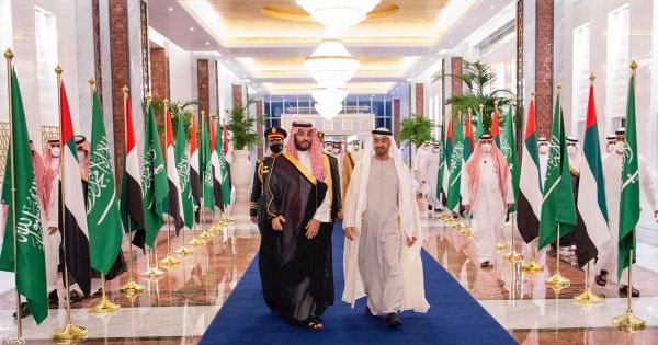محمد بن زايد في مقدمة مستقبلي محمد بن سلمان لدى وصوله الإمارات