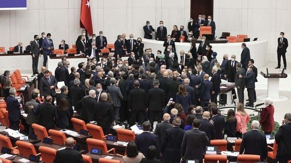عراك بالأيدي داخل البرلمان التركي.. والسبب وزير الداخلية