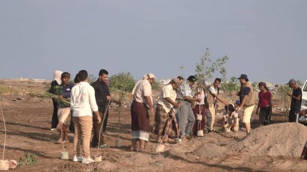 طاقم إذاعة صوت المقاومة يشارك في مشروع "الحزام الأخضر" لمدينة المخا 
