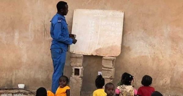 شرطي سوداني يتطوع لتدريس أبناء الفقراء