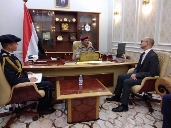 وزير الدفاع يناقش مع السفير الفرنسي العدوان الحوثي على المنشآت النفطية في حضرموت وشبوة
