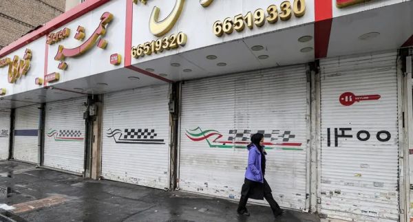 تظاهرات ليلية في إيران.. والعملة تنهار تحت ضغط الاحتجاجات