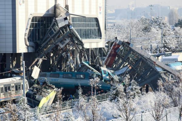 95 قتيلا وجريحا في حادث تصادم قطارات بالعاصمة التركية