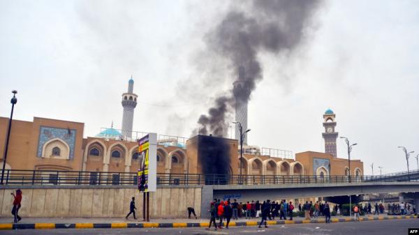 صحيفة أمريكية تكشف أسباب حرق المتظاهرين العراقيين  مرقد أحد رموز إيران في النجف