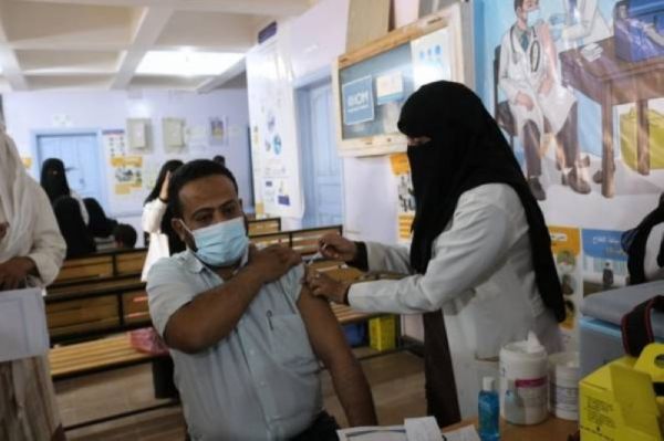 الصحة بالمخا تبدأ حملة تحصين النازحين من وباء كورونا 