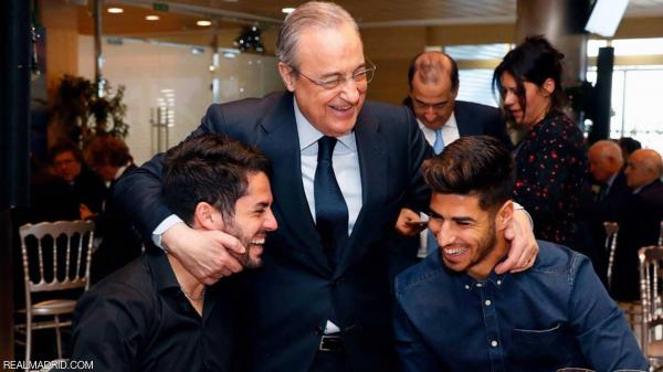 في حفل "الكريسماس" بيريز للمدرب: عليك أن تحب هذا اللاعب 