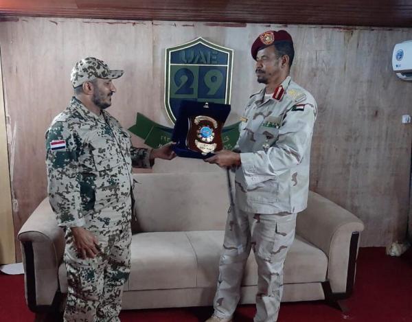 العميد طارق صالح يكرم قوات الأشاوس السودانية بعد استكمال مهامها في اليمن 