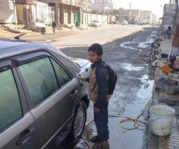 صورة| بسبب مبالغ فرضتها على التلاميذ.. طفل إعلامي ينظف السيارات لتسديد الإتاوة الحوثية