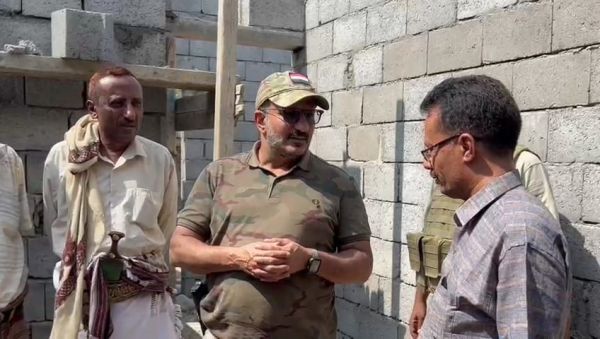 العميد طارق صالح يزور مكتب البريد والاتصالات بالمخا ويتفقد الأعمال الإنشائية في مبنى إذاعة صوت المقاومة