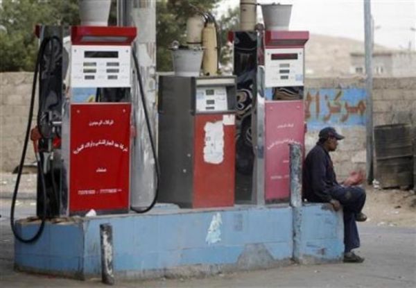 ملاك محطات الوقود في صنعاء يتعرضون للنهب الحوثي  