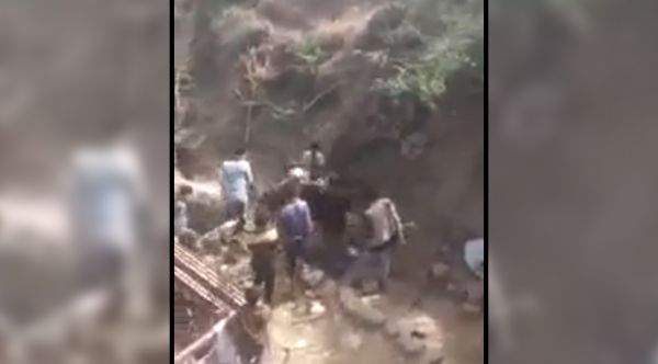 فيديو| مشرف حوثي يعتدي على مواطن في إب وصراخ زوجته مستغيثة دون مجيب
