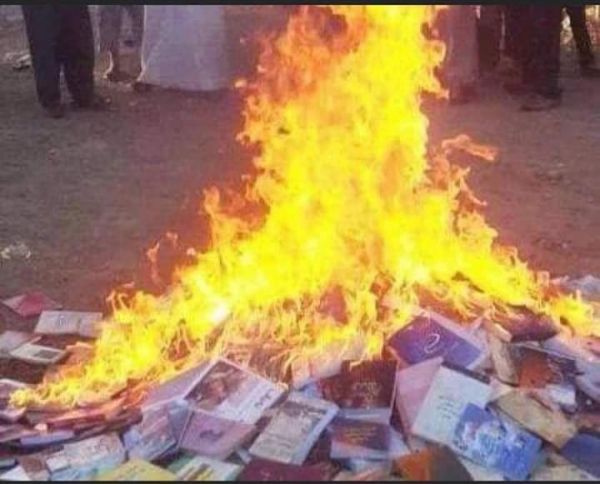 مليشيا الحوثي تحرق مكتبة دينية في حجة