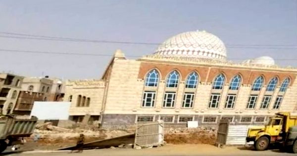 استحدثت محال تجارية في مسجد.. مليشيات الحوثي تواصل نهب الأراضي الخاصة والعامة بصنعاء