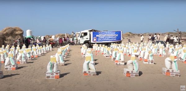 فيديو| المخا.. إنسانية المقاومة توزع مساعدات غذائية للنازحين من الدريهمي 
