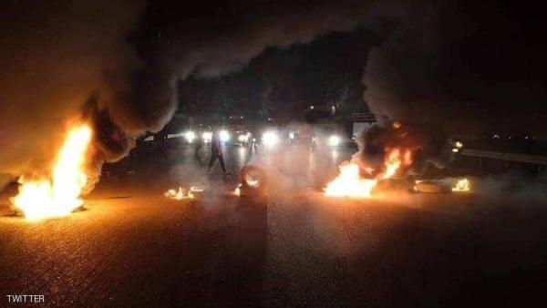 العراق.. محتجون غاضبون يقطعون الطريق السريع في محافظة الديوانية 